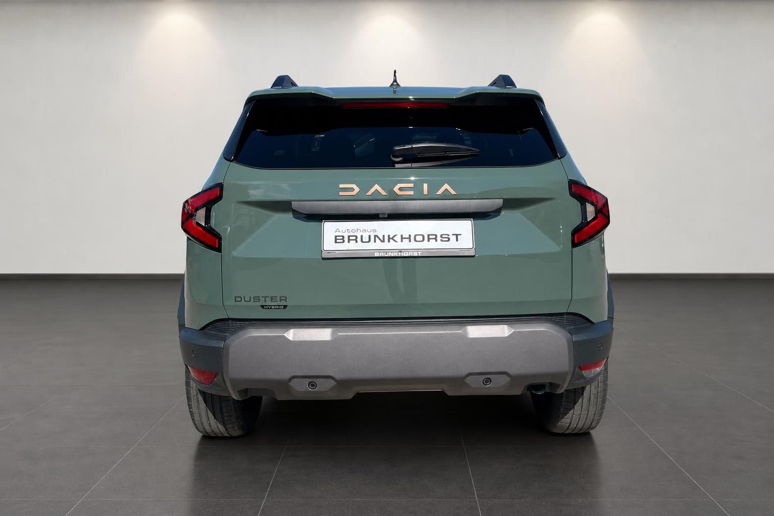 Dacia Duster Hybrid Heckansicht in grün-grauer Lackierung im Autohaus Brunkhorst Showroom