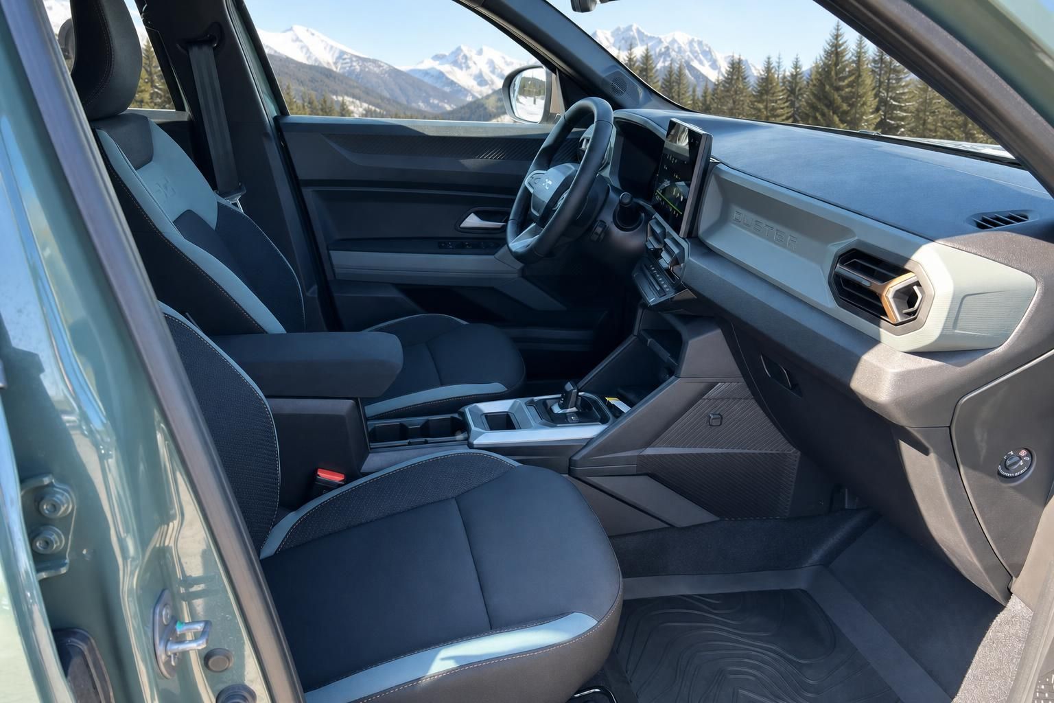 Fahrzeug-Innenraum mit Vordersitzen und Bergpanorama-Blick durch die Fenster