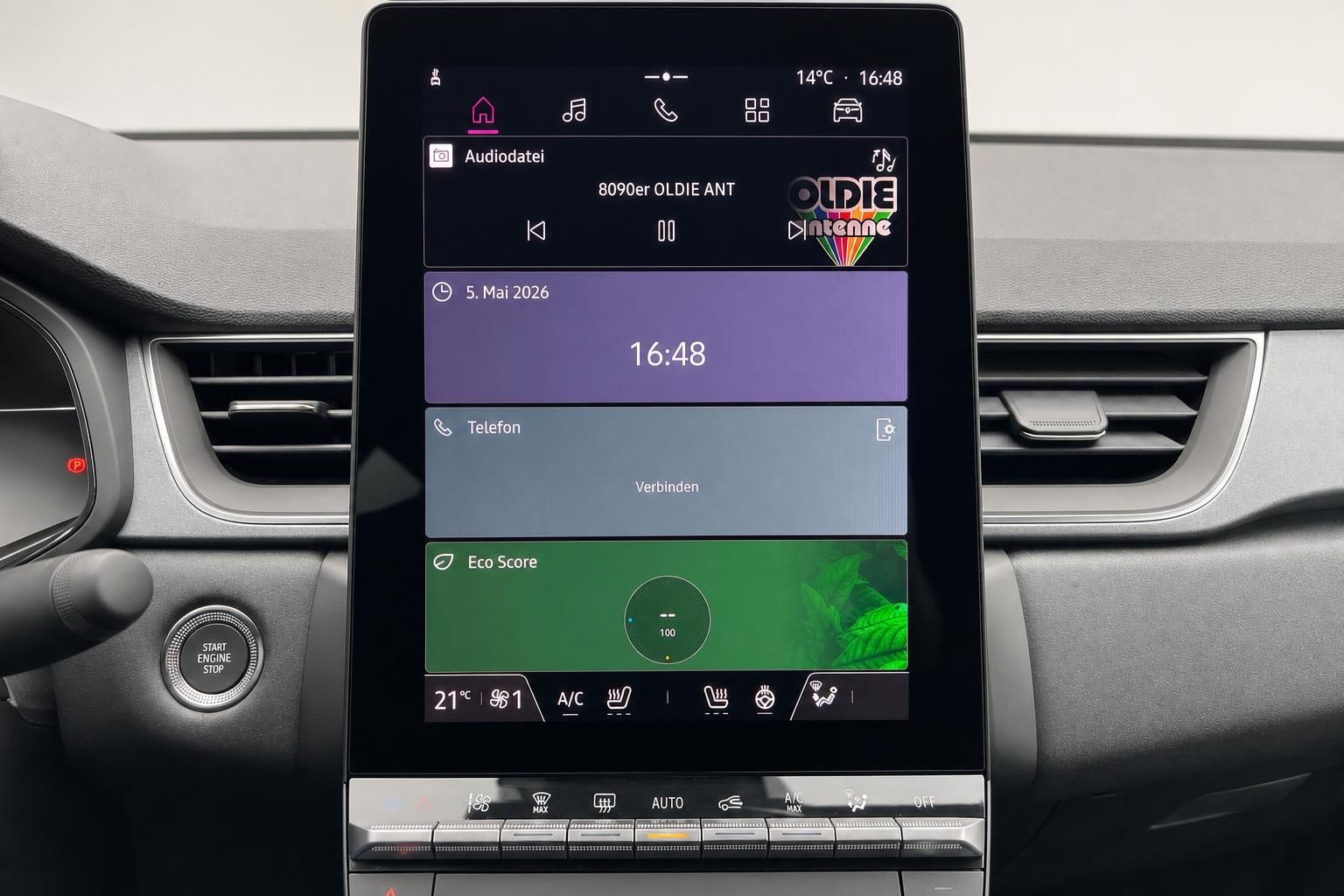 Infotainment-Display mit Audio- und Klimabedienung im Fahrzeugarmaturenbrett