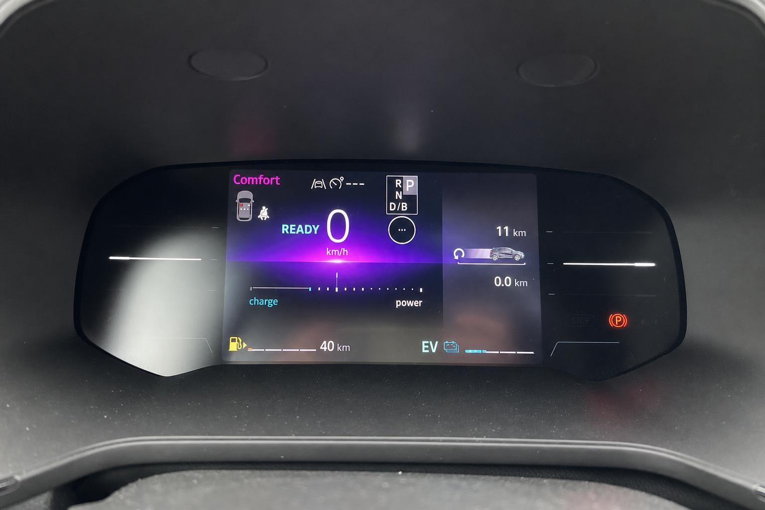 Digitales Kombiinstrument mit Elektrofahrzeug-Anzeige und Ladestatus-Display im modernen Auto