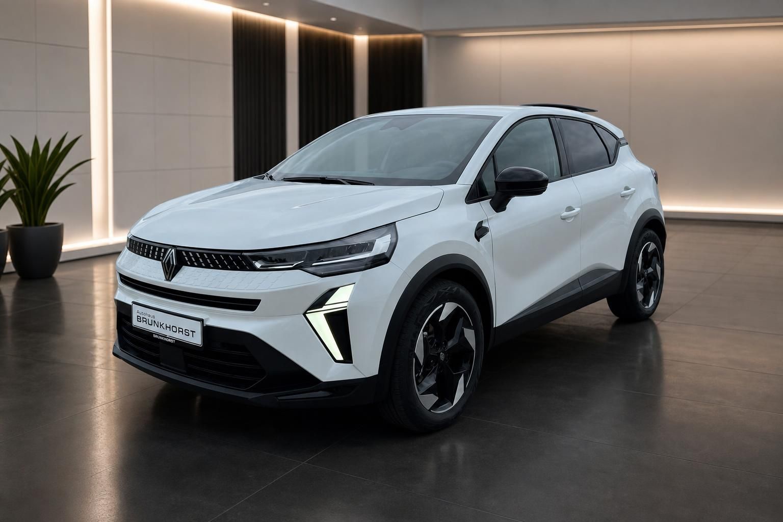 Renault Captur SUV in Weiß - Seitenansicht mit schwarzen Akzenten im Showroom