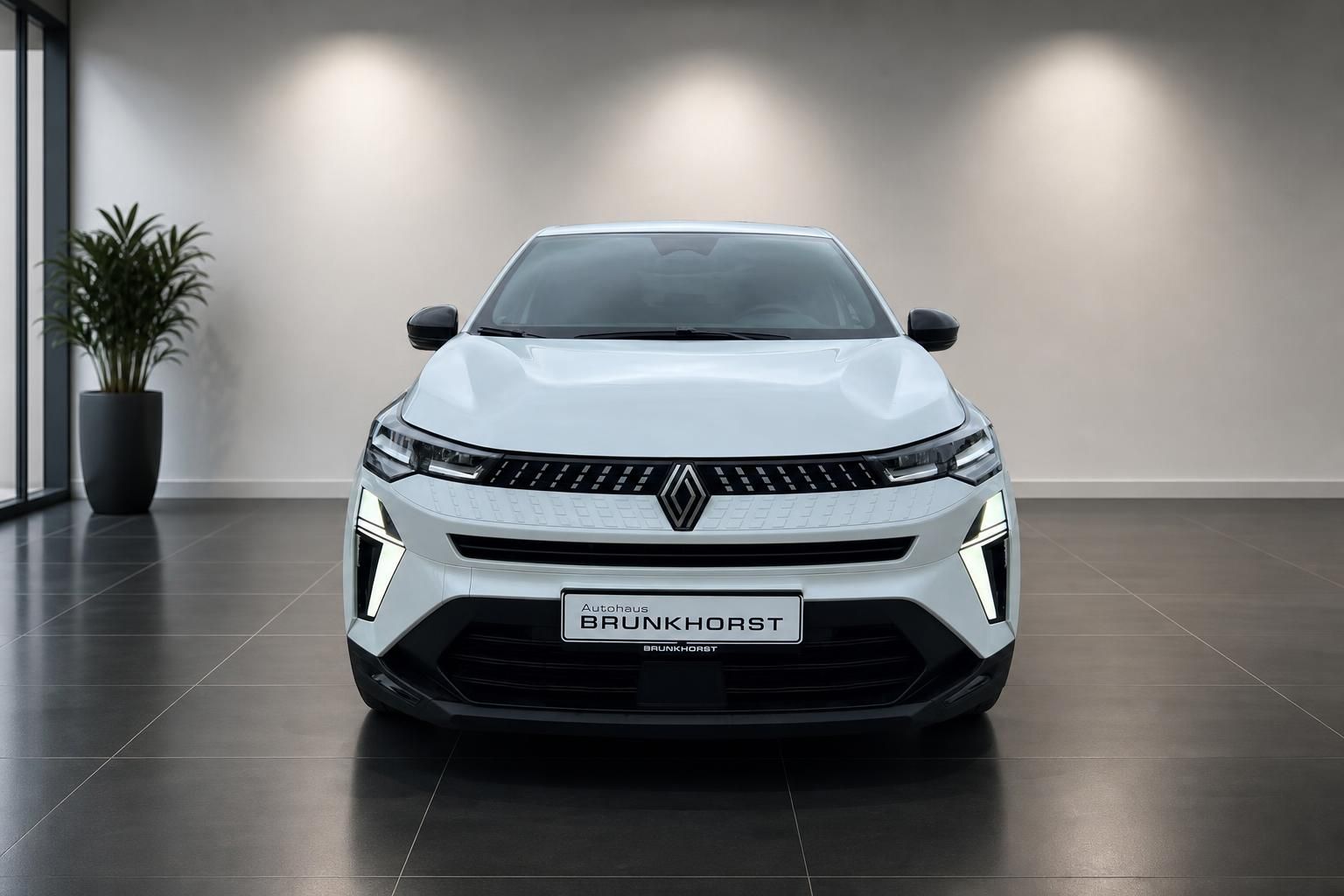 Renault Captur in Weiß - Frontansicht im Autohaus Brunkhorst Showroom