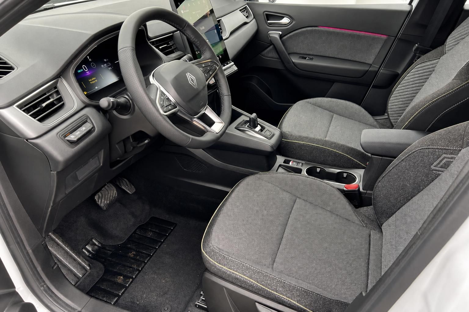 Renault Captur Fahrerplatz mit Lenkrad, Sitzbezügen und digitalen Instrumenten
