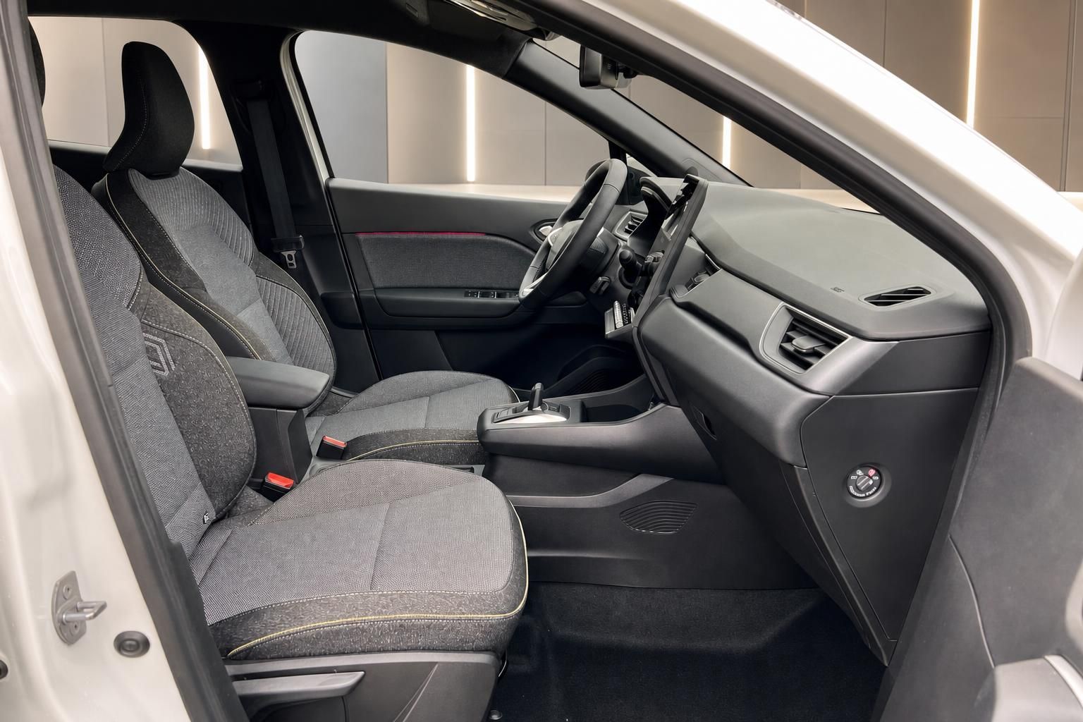 Fahrzeuginnenraum mit grauen Sitzen und schwarzem Armaturenbrett - Beifahrerbereich