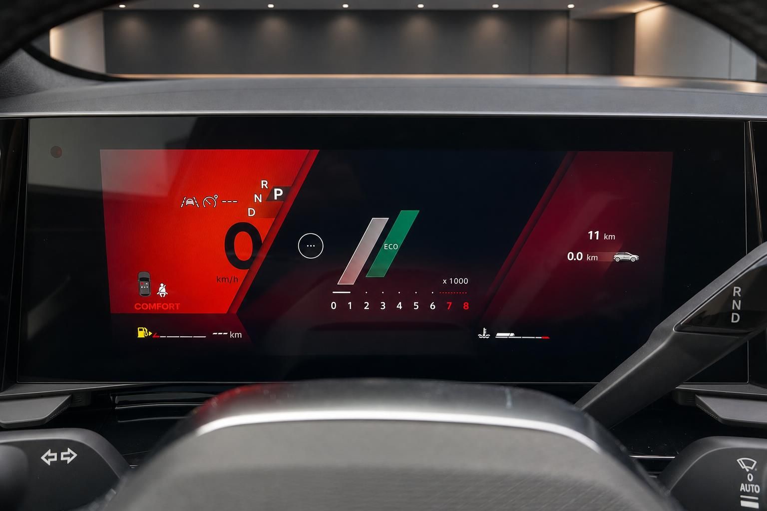 Digitales Cockpit und Armaturenbrett mit Komfort-Modus Display im Fahrzeuginnenraum