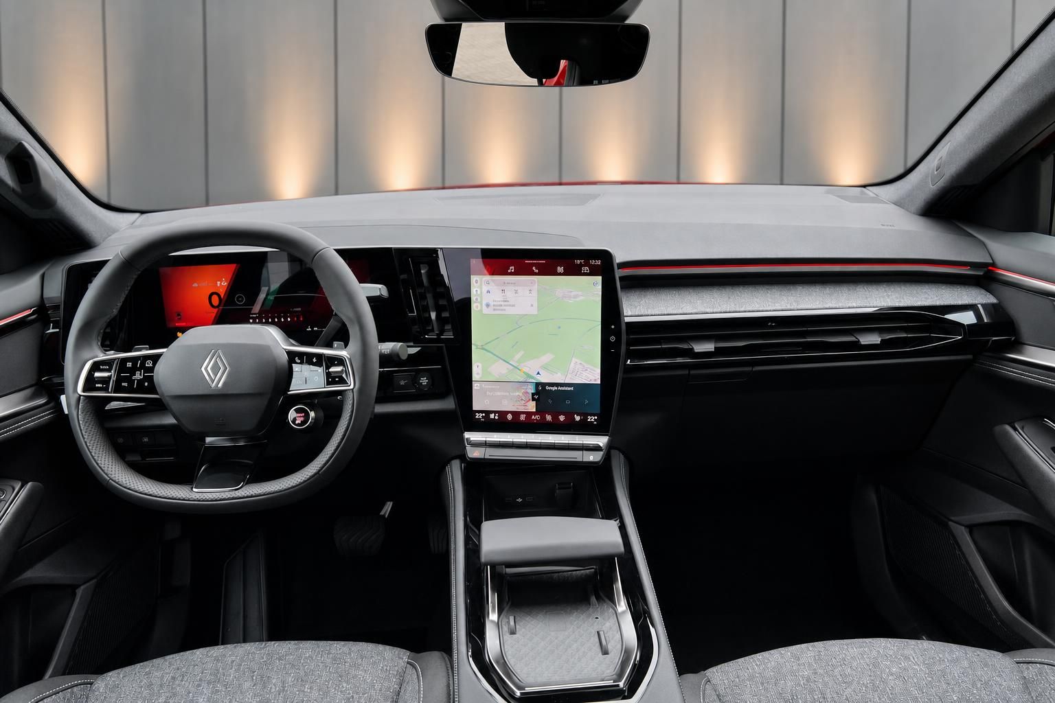 Modernes Renault Cockpit mit digitalem Display, Touchscreen und hochwertigen Materialien