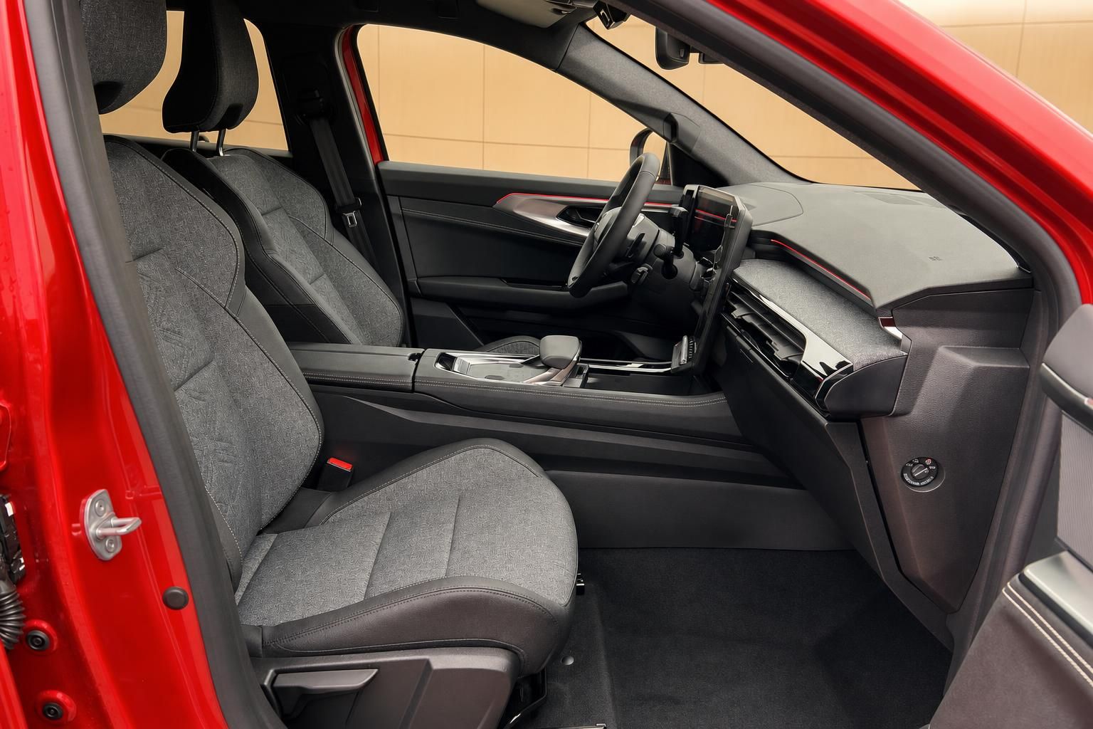 Renault PKW Innenraum mit grauen Sitzen, Mittelkonsole und roter Außenfarbe sichtbar