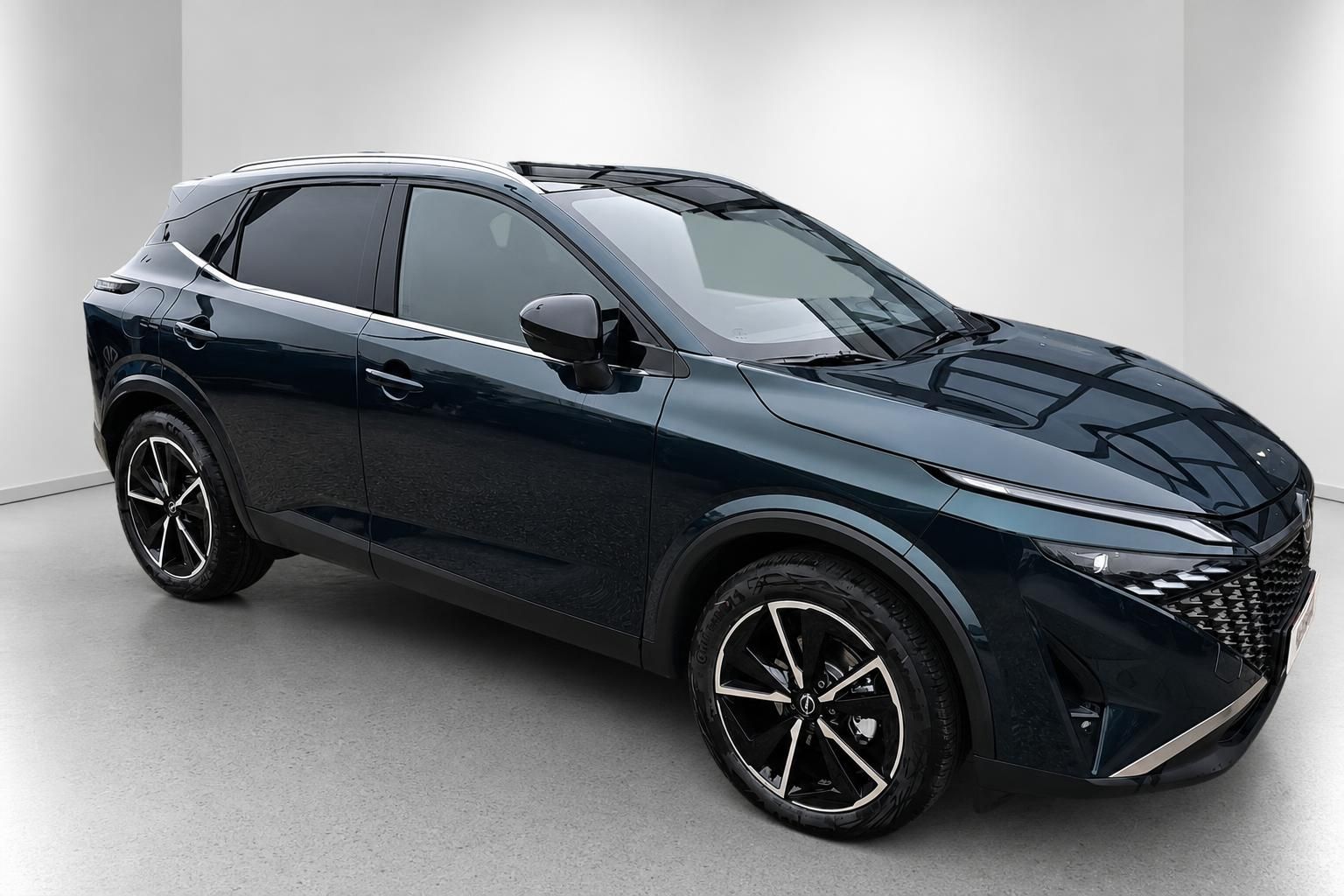 Nissan Qashqai dunkelblau, Frontansicht schraeg im Studio