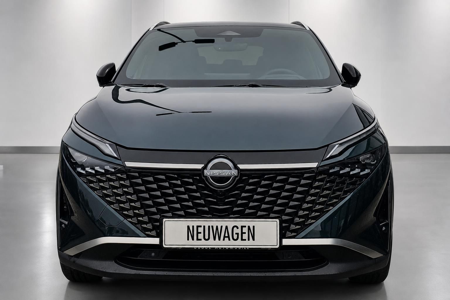 Nissan SUV Frontansicht schwarz mit Kuehlergrill und Neuwagen-Kennzeichen