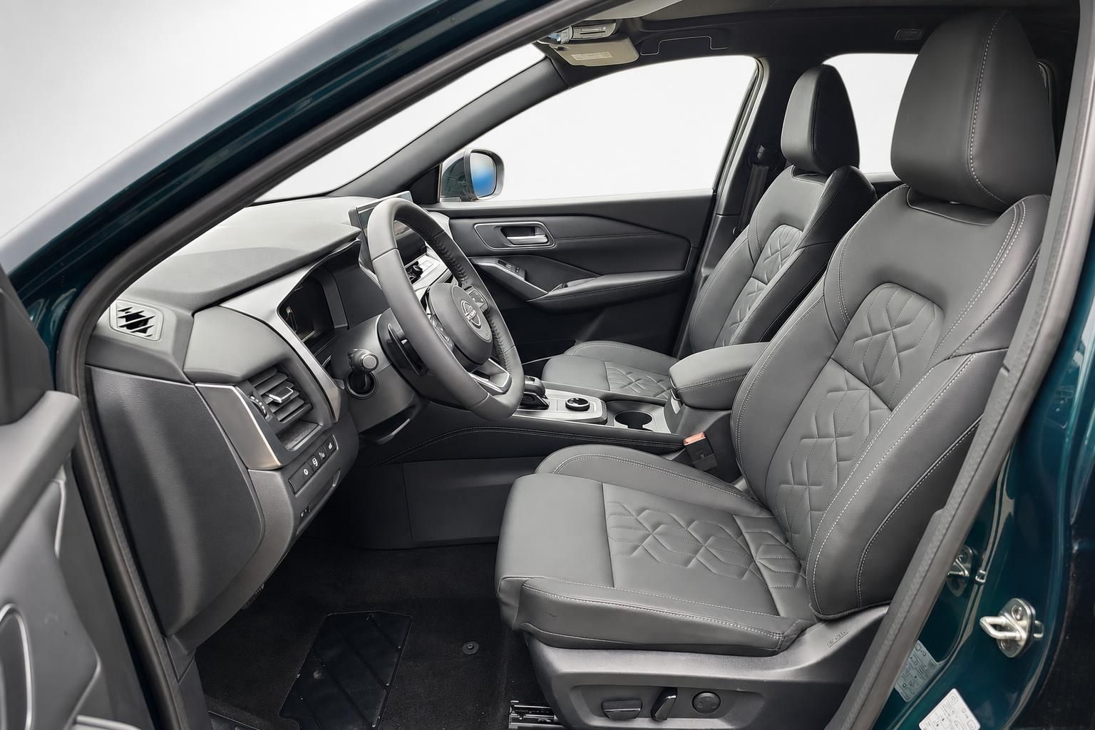 Nissan Innenraum Fahrersitz und Cockpit mit Lederausstattung grau