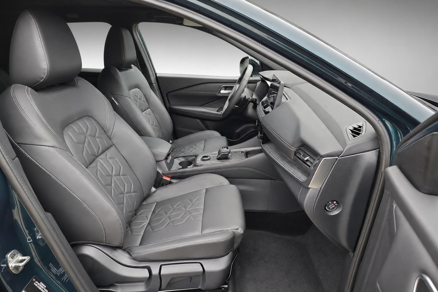 Nissan Innenraum Vordersitze mit grauem Ledersitz und Armaturenbrett