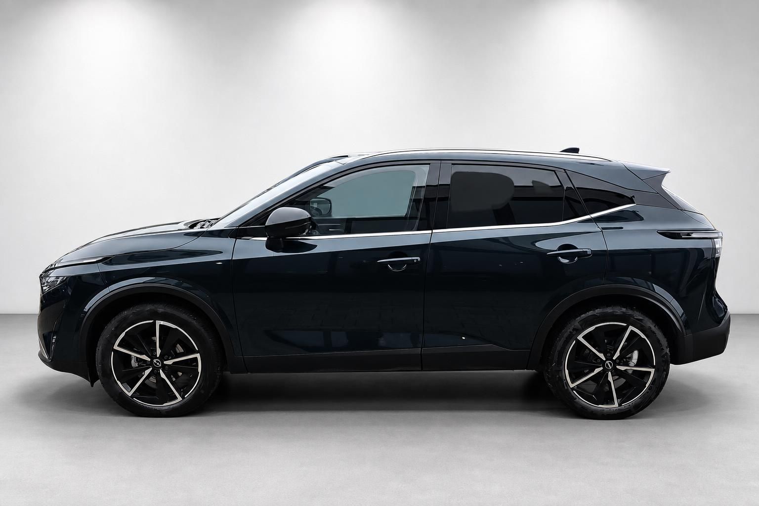 Nissan Qashqai schwarz Seitenansicht Studio Neuwagen