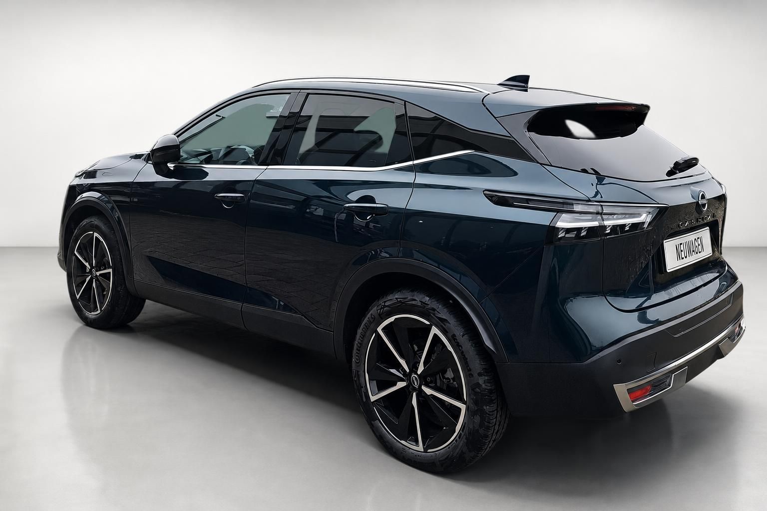 Nissan Qashqai schwarz Heckansicht Studio Neuwagen