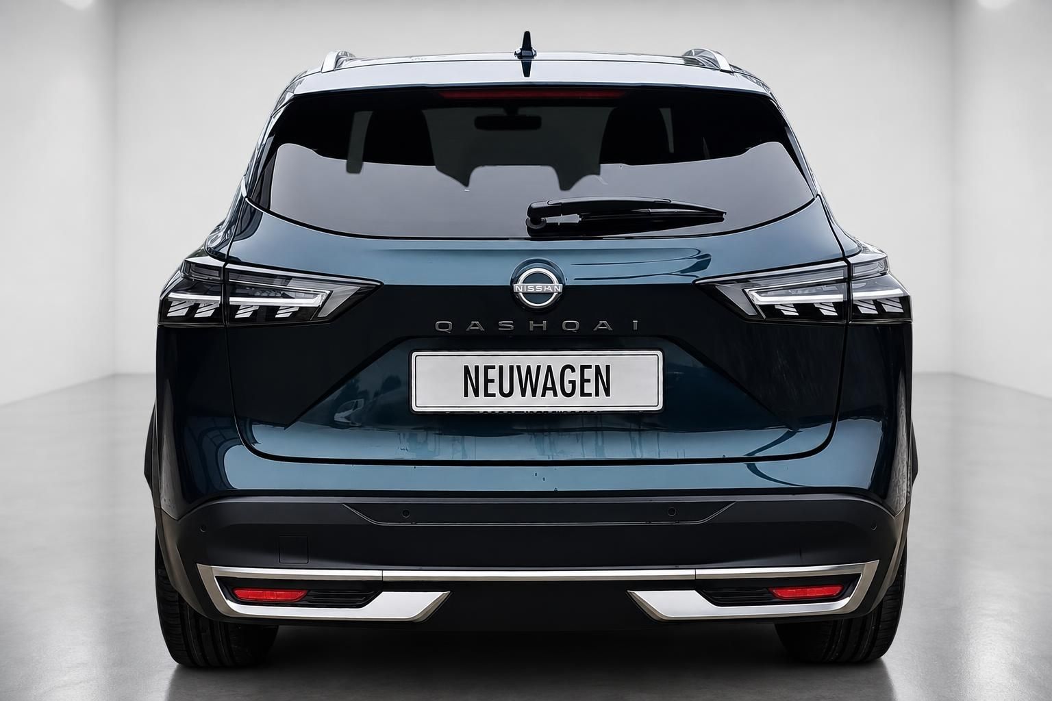 Nissan Qashqai dunkelblau, Heckansicht frontal im Studio