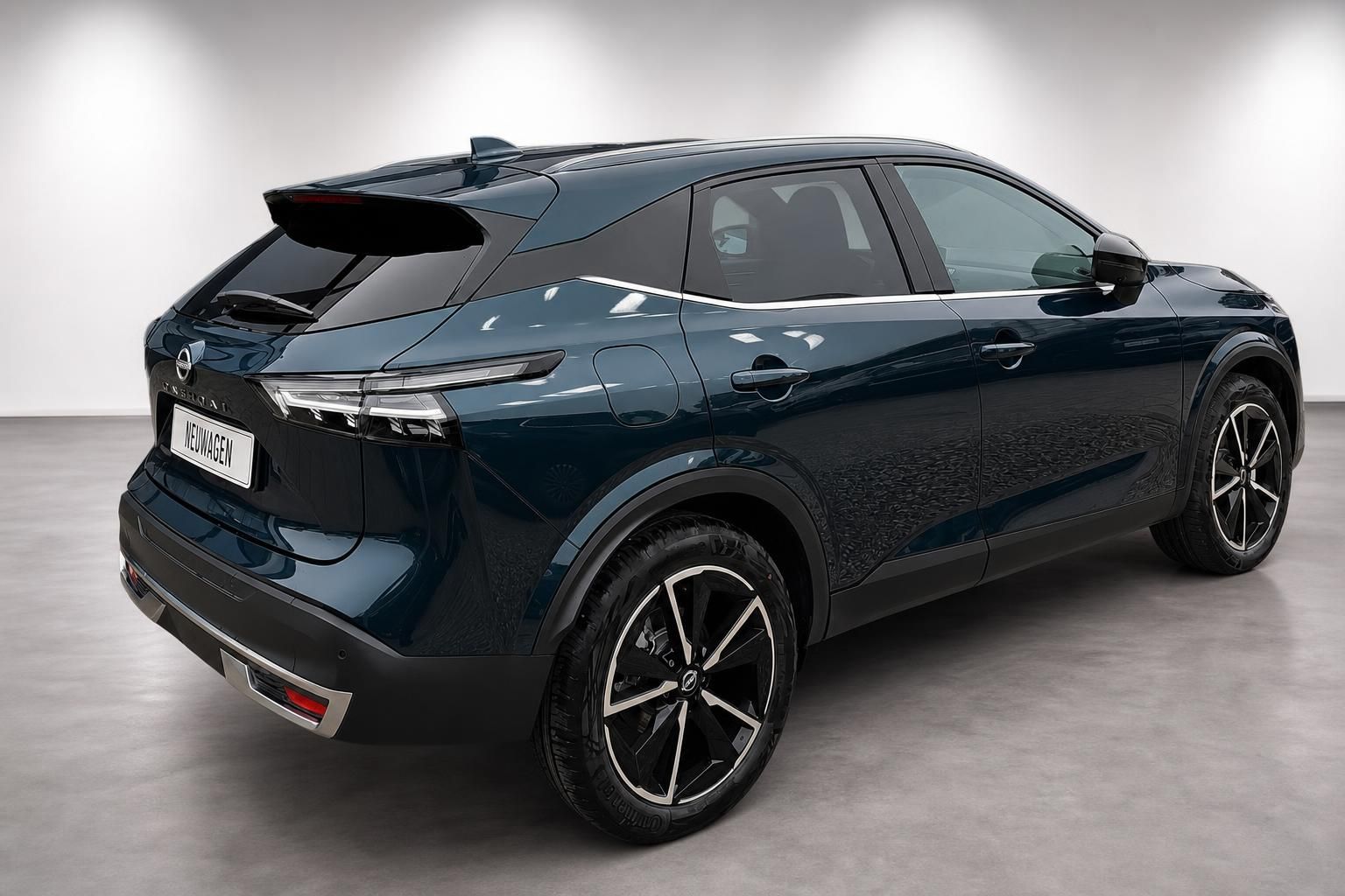 Nissan Qashqai dunkelblau, Heckansicht schraeg im Studio