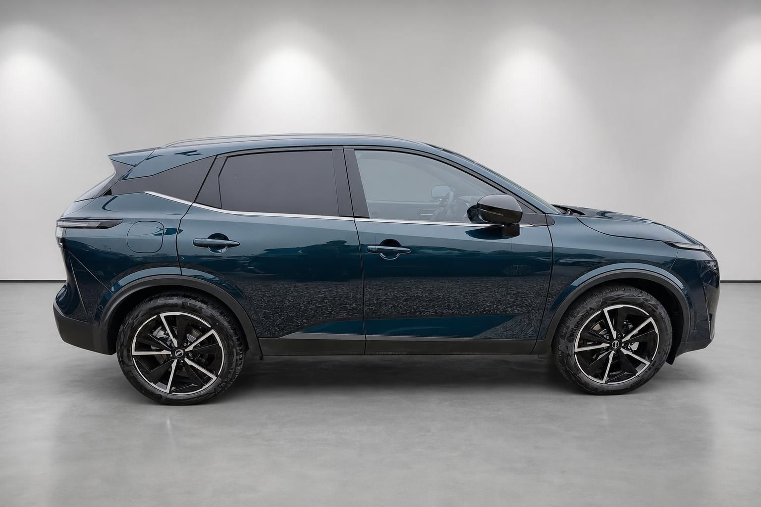 Nissan Qashqai dunkelblau, Seitenansicht im Fotostudio