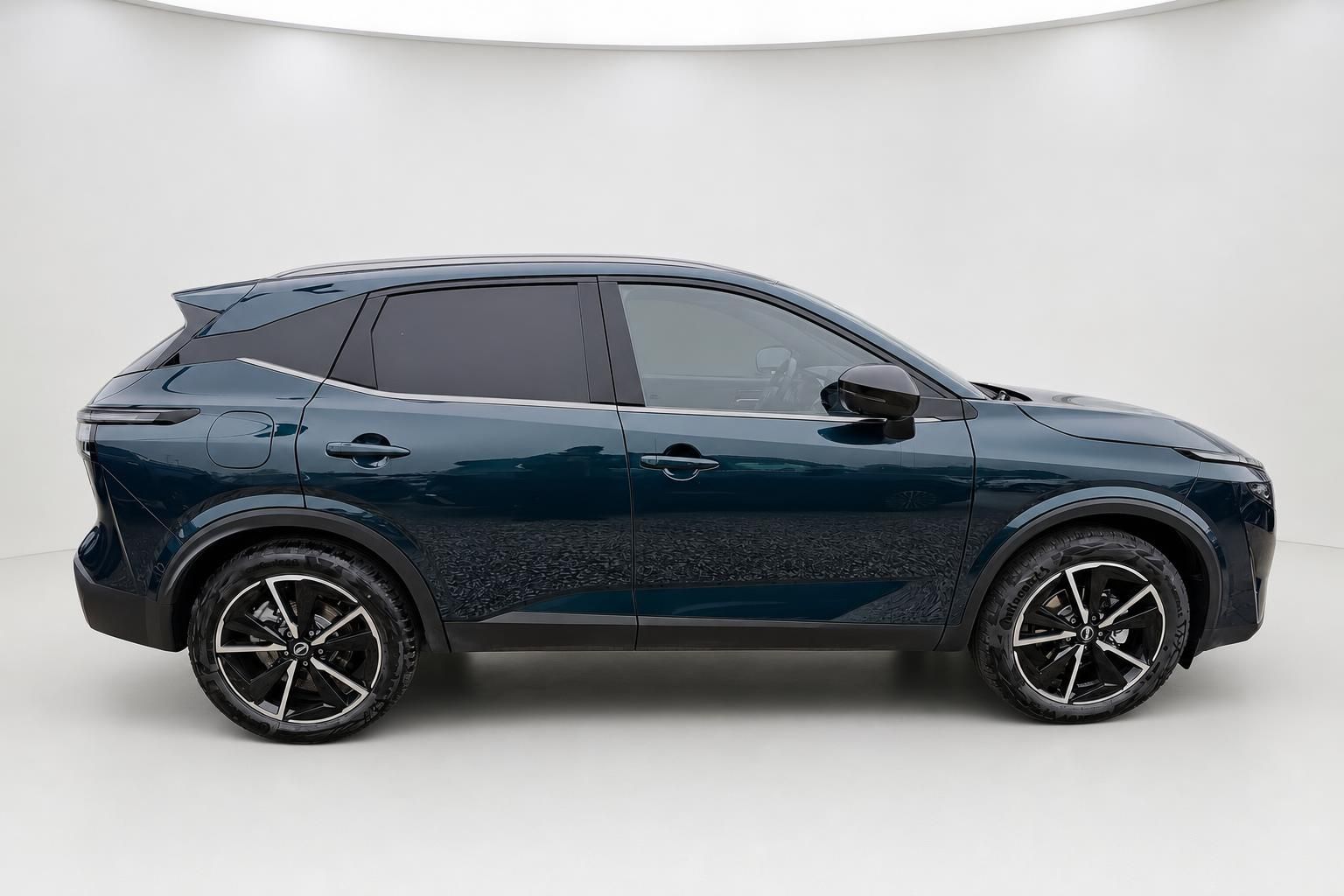 Nissan Qashqai dunkelblau, Seitenprofil im Rundstudio