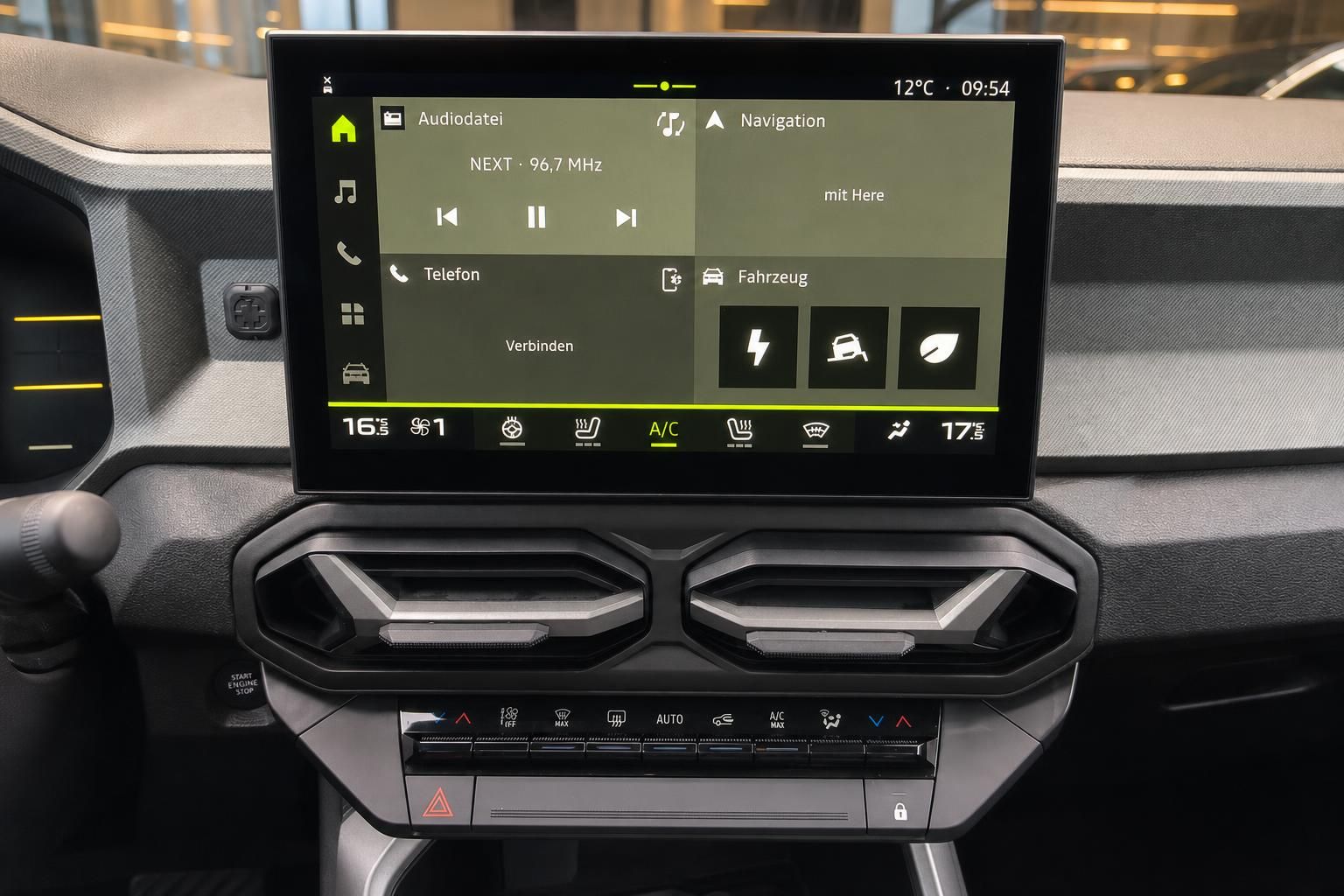 Auto Armaturenbrett mit Touchscreen-Display und Klimaanlage-Bedienfeld