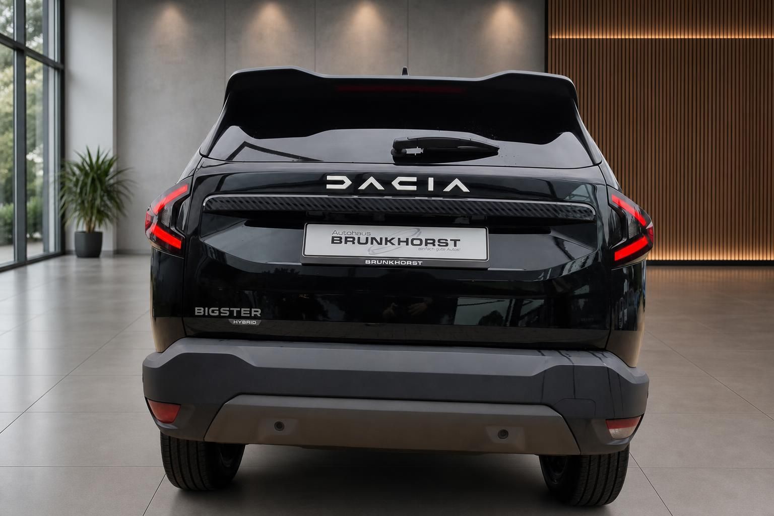 Dacia Bigster Hybrid Heckansicht anthrazit - SUV mit LED-Rücklichtern und Kennzeichenhalterung