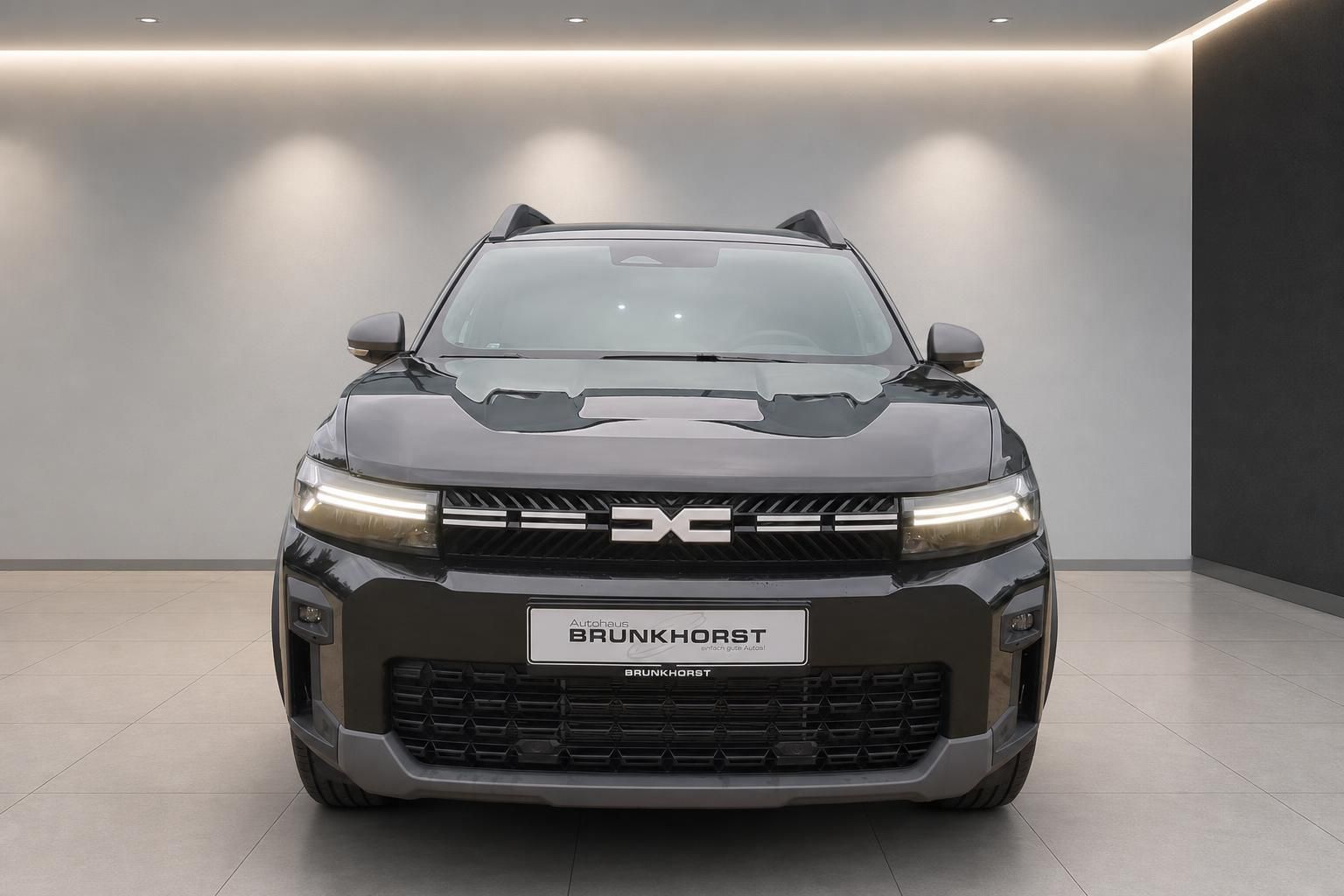 Dacia SUV Frontansicht grau - moderner Crossover mit DXE-Kühlergrill und LED-Tagfahrlichtern