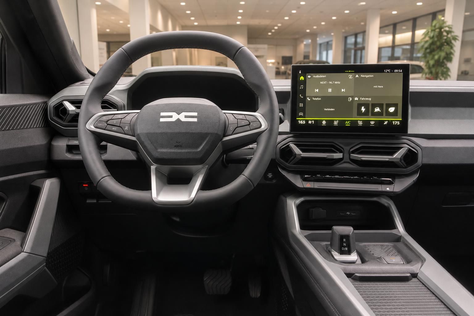 Dacia Fahrzeug Innenraum Cockpit - Lenkrad, Touchscreen-Display und moderne Armaturenbrett-Ausstattung