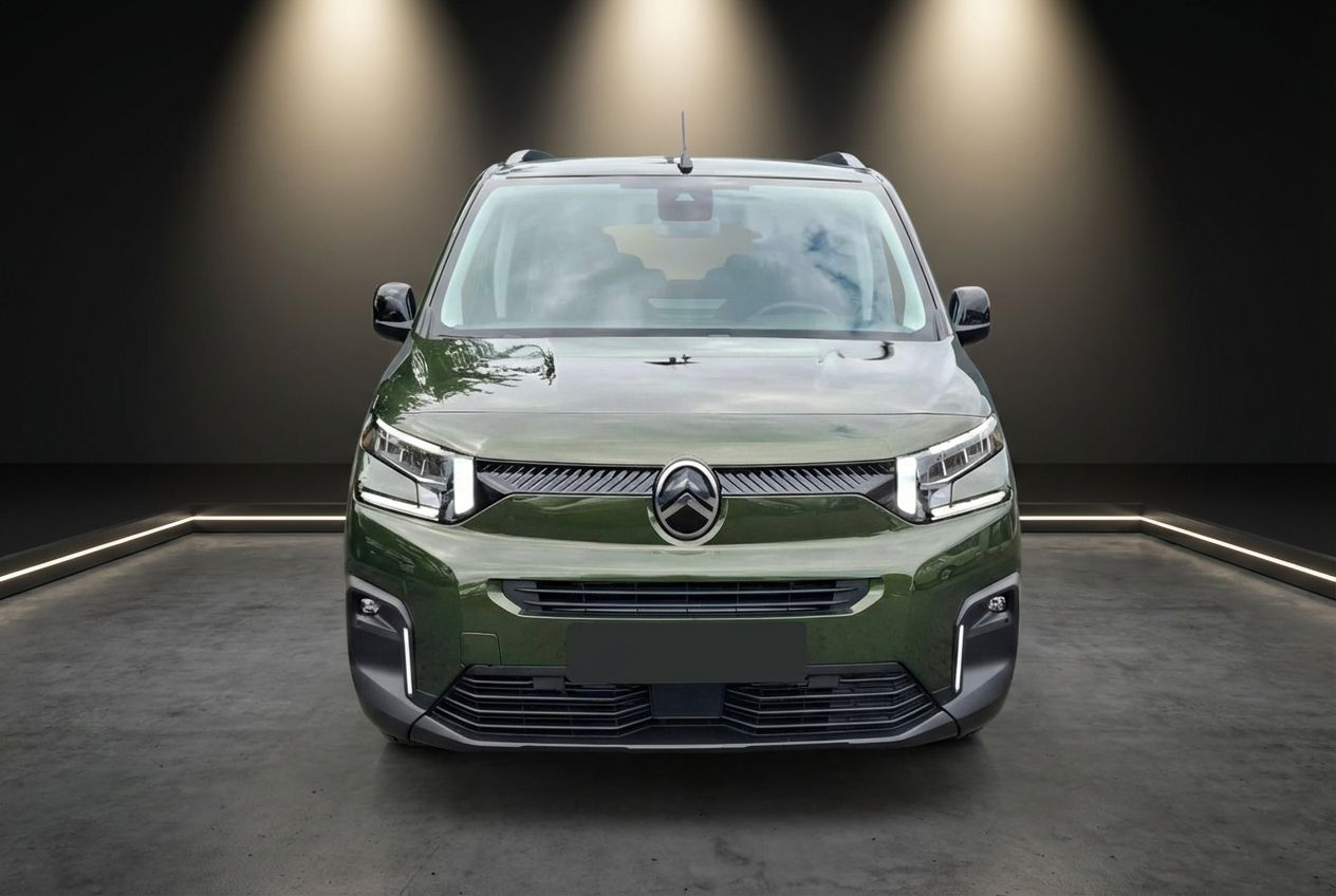 Citroën Berlingo in Dunkelgrün Frontansicht im Showroom