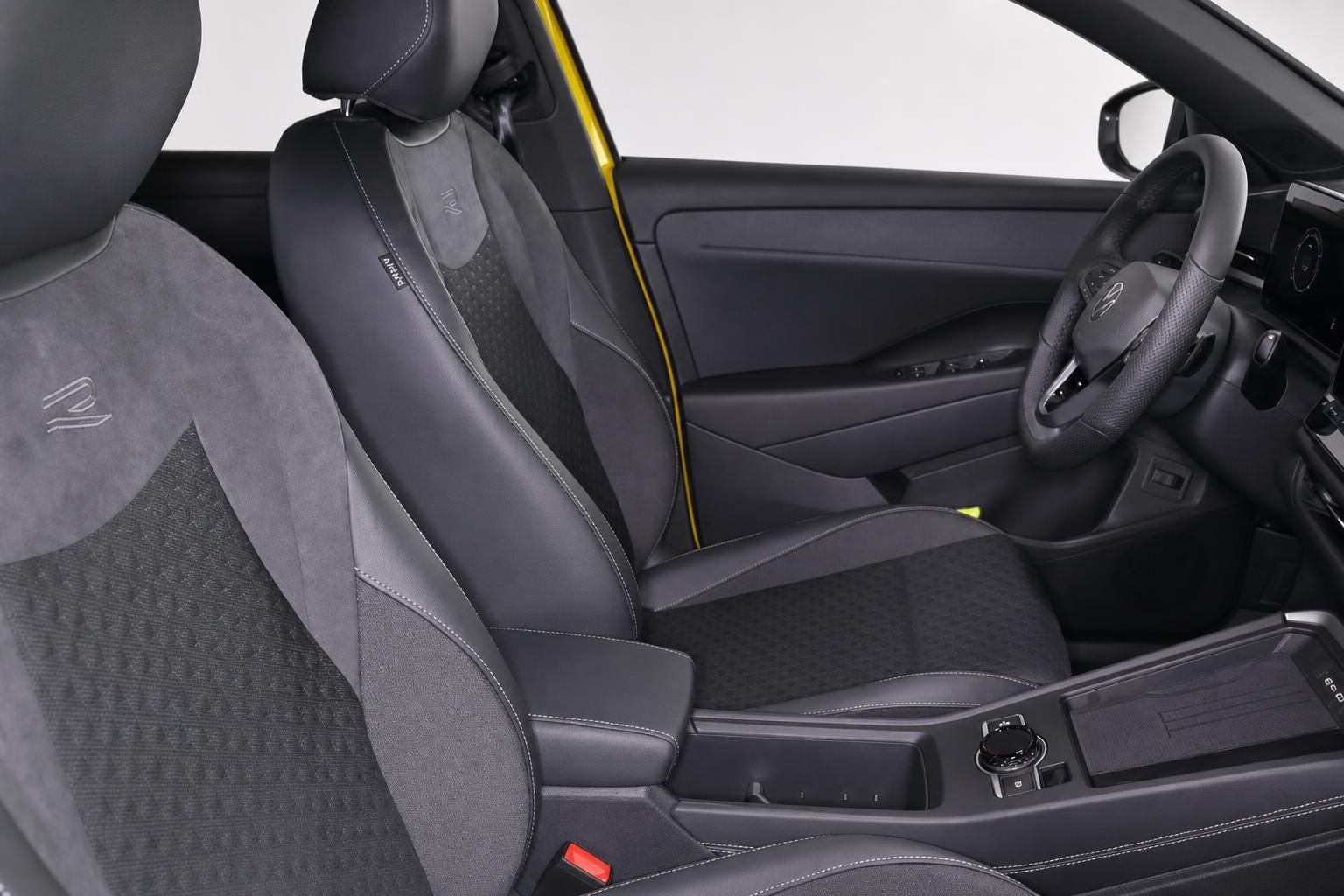 Innenraum mit Sportsitzen und Lenkrad im VW Fahrzeug