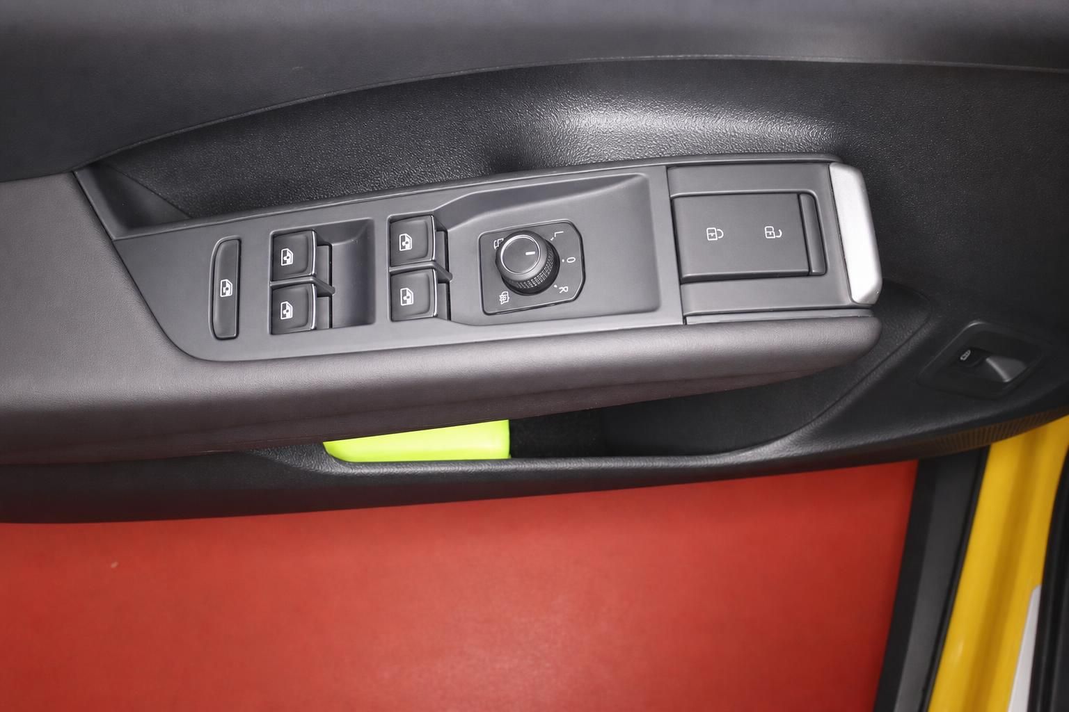 Tuerverkleidung mit Fensterheber und Verriegelungstasten im Auto