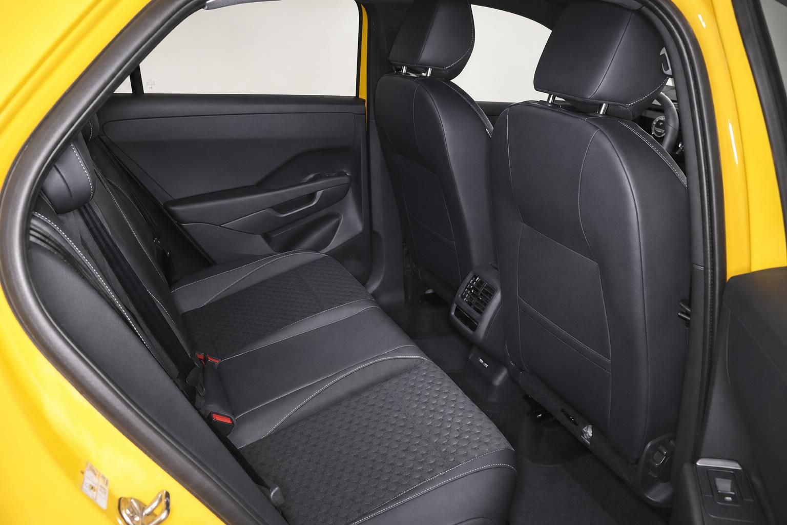 VW T-Roc Innenraum: Blick auf Rücksitze und Türverkleidung