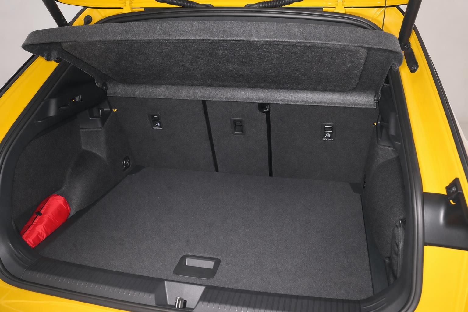 VW T-Roc Kofferraum mit umgeklappter Abdeckung und rotem Warndreieck