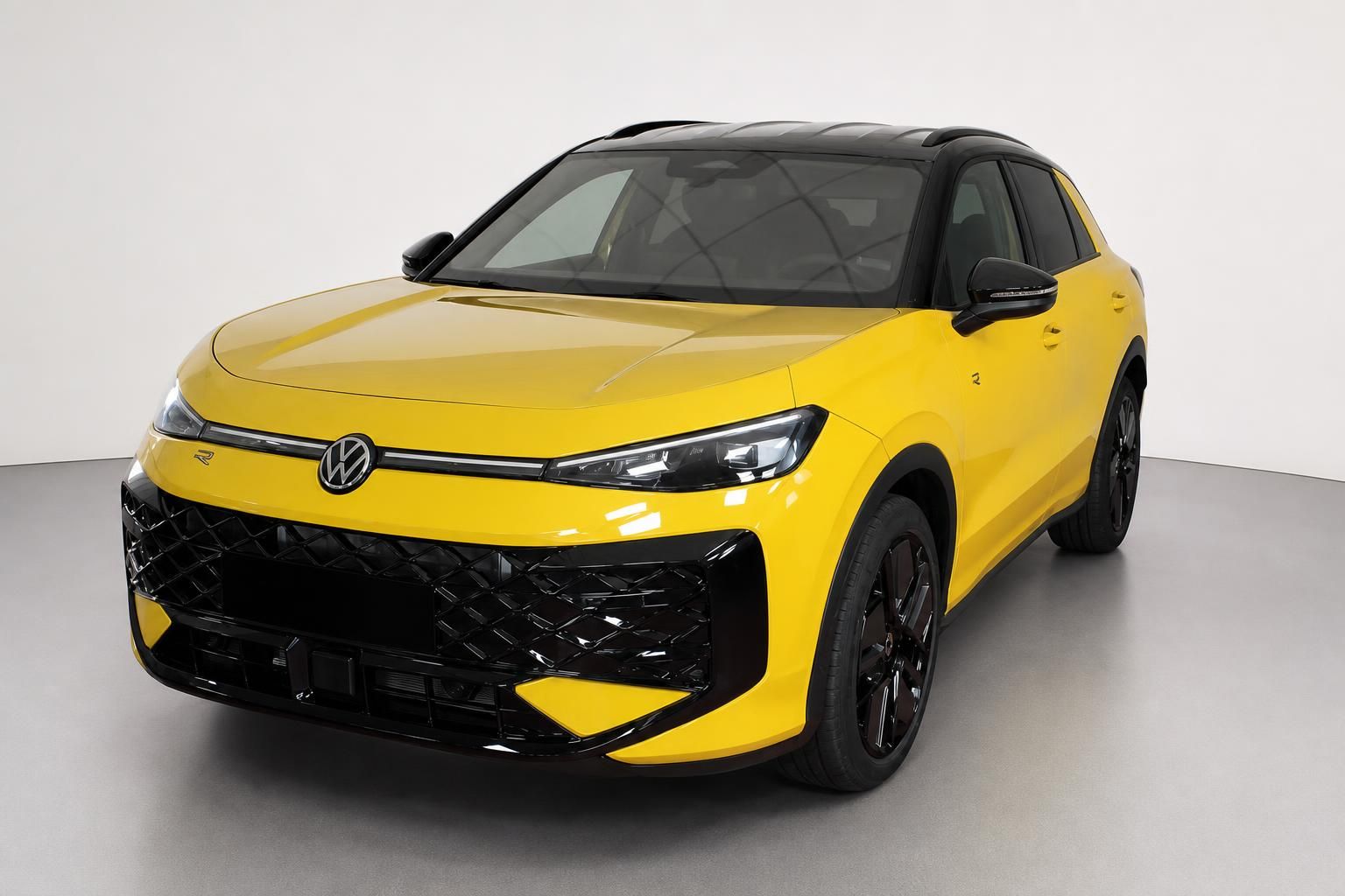 VW T-Roc R gelb, Frontansicht mit LED-Scheinwerfern im Studio