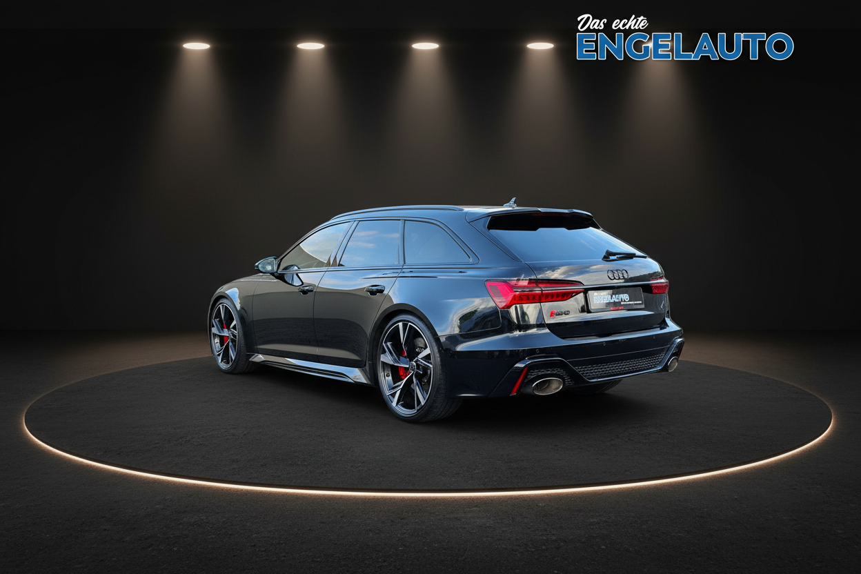 Audi RS6 Avant in Dunkelblau Metallic Heckansicht mit markanten Rückleuchten, großen Alufelgen und roten Bremssätteln im Showroom bei Engelauto