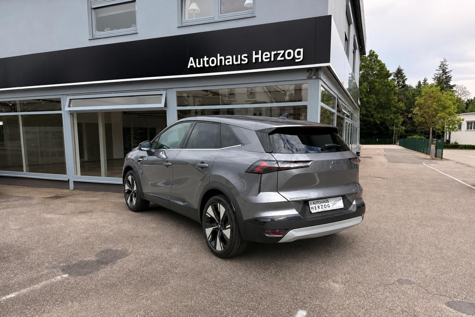 Grauer SUV Heckansicht vor Autohaus Herzog - modernes Fahrzeugdesign