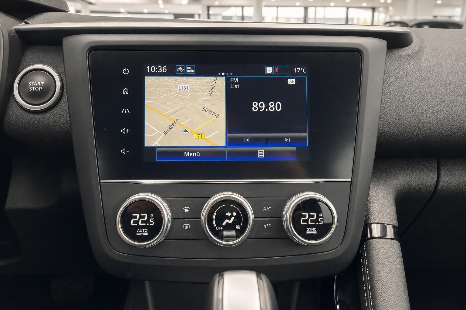 Cockpit mit Navigationssystem und Klimabedienung im Fahrzeuginnenraum