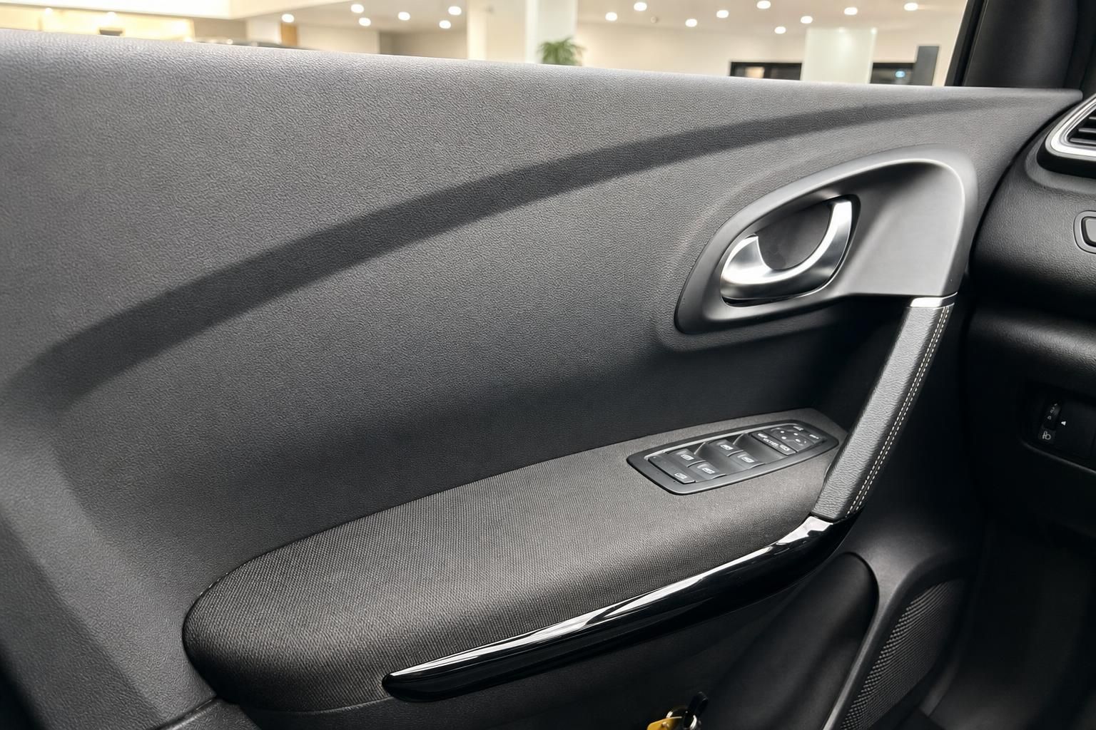 Renault Türverkleidung mit Türgriff und Fensterheber-Bedienelementen