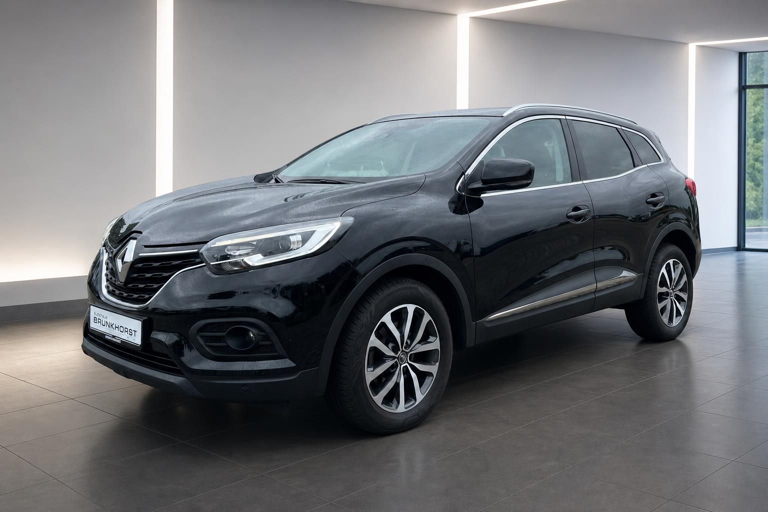 Renault Kadjar schwarz Frontansicht seitlich im Autohaus