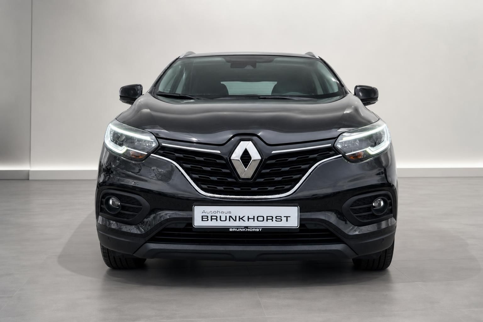 Renault Kadjar schwarz Frontansicht mit Kuehlergrill und LED-Scheinwerfern