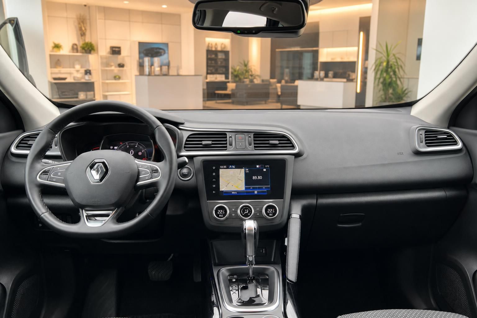Renault Cockpit mit Lenkrad, Navigationssystem und Automatikschaltung im Detail