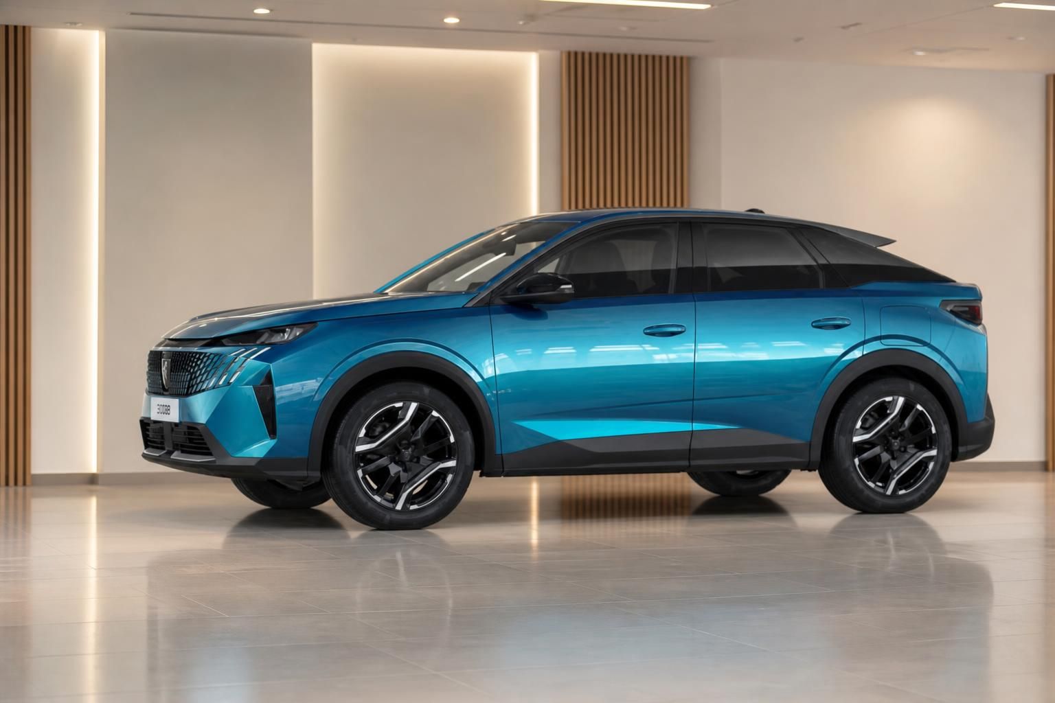 Peugeot 3008 in Blau metallic, Seitenansicht im Showroom