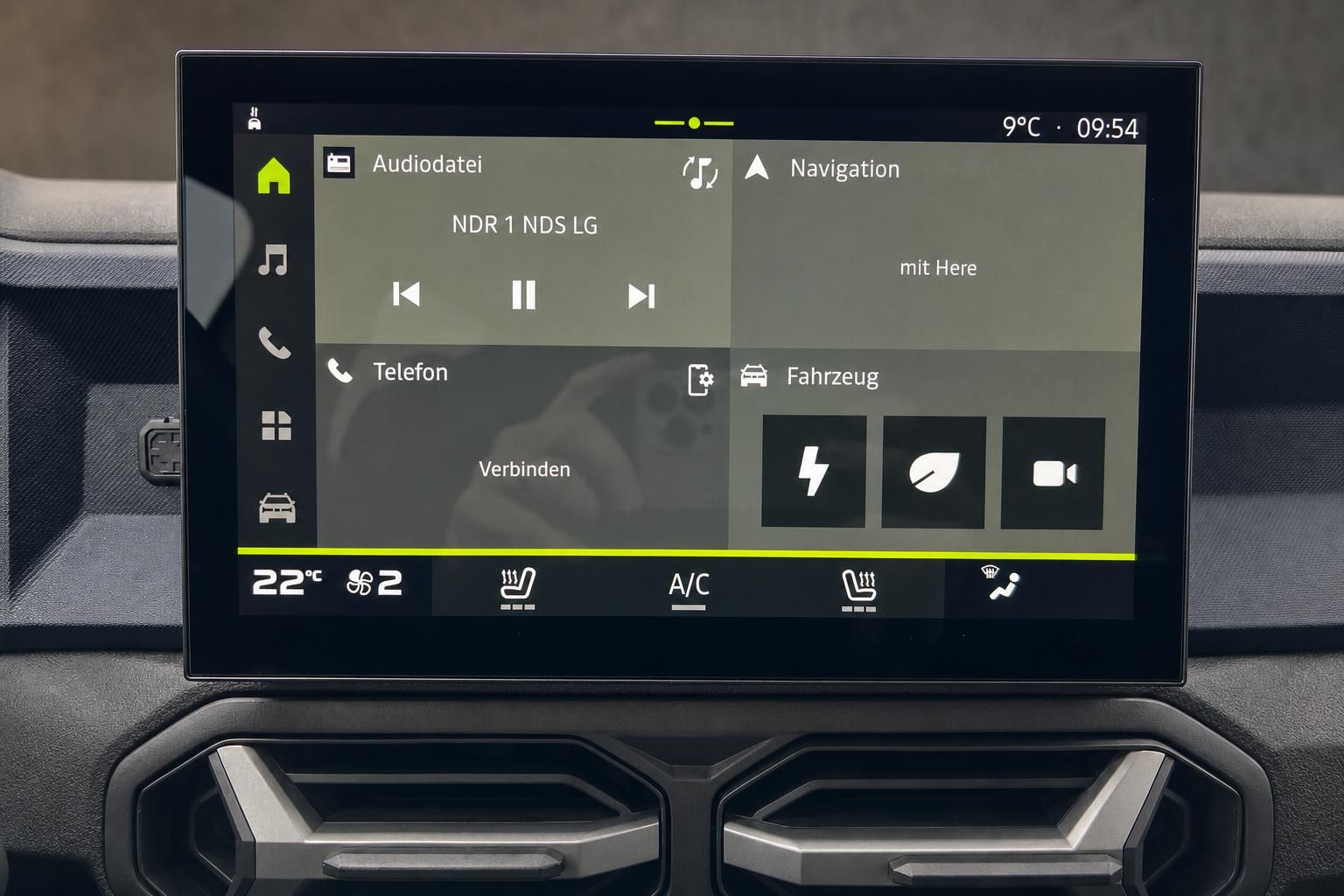 Modernes Fahrzeug-Infotainmentsystem mit Touchscreen und Klimaautomatik-Bedienung