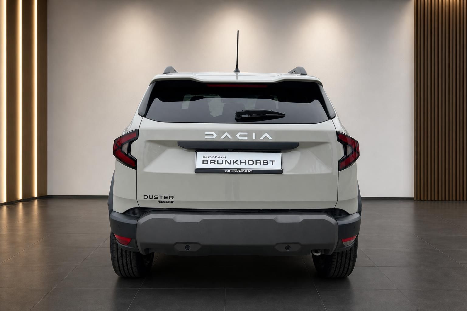 Heckansicht des weißen Dacia Duster mit modernen LED-Rückleuchten und robustem Design