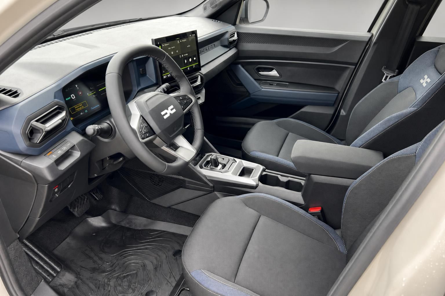 Innenraum des Dacia Duster mit modernem Cockpit, Touchscreen und komfortablen Sportsitzen