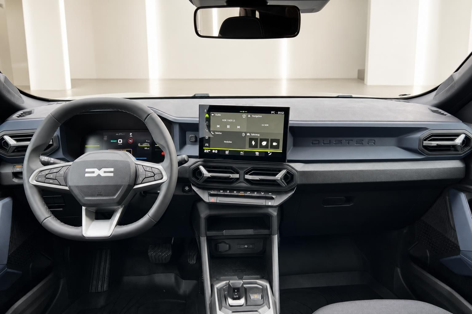 Armaturenbrett des Dacia Duster mit digitalem Display, Touchscreen-Infotainment und Klimaanlage
