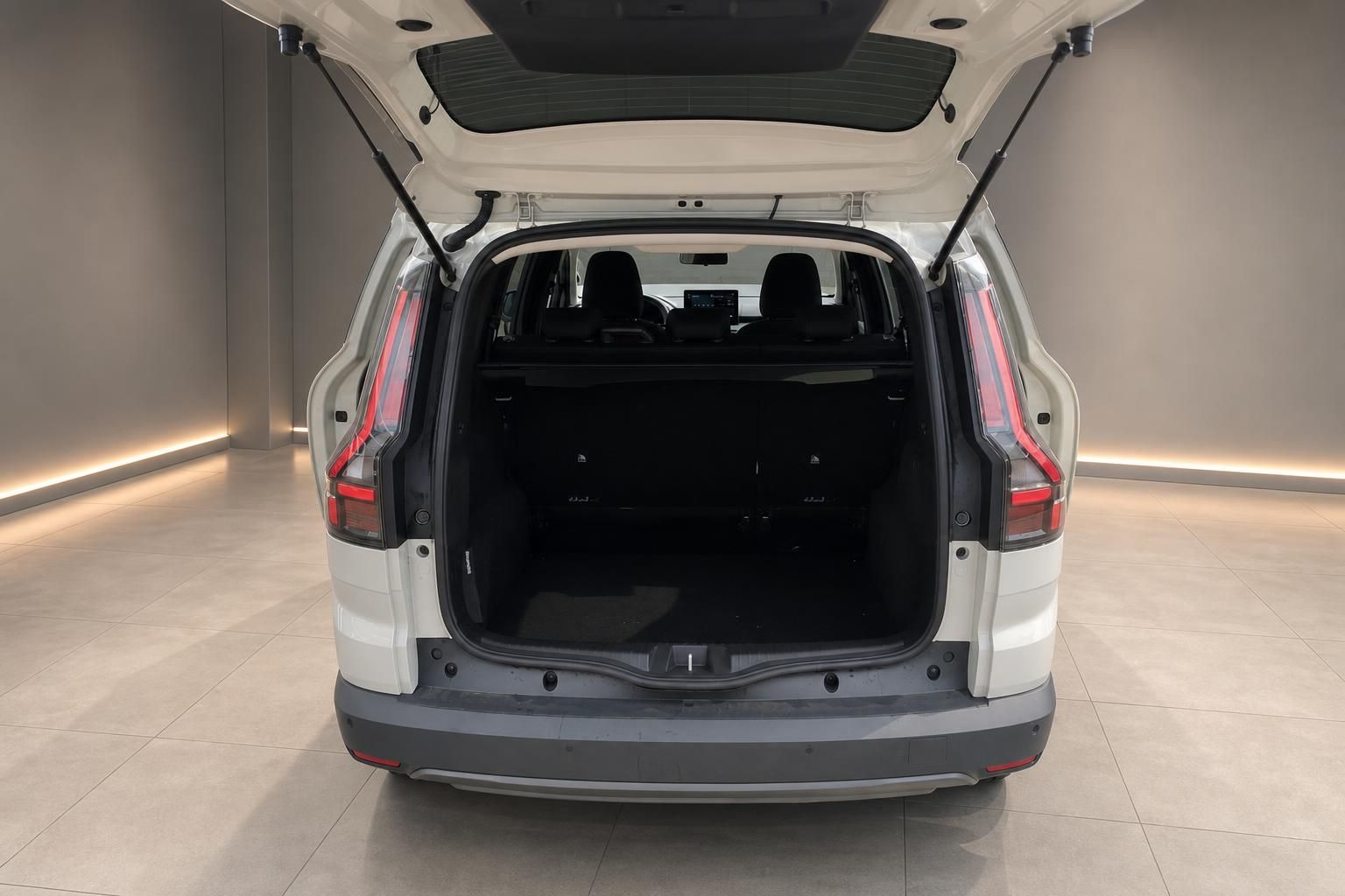Geöffneter Kofferraum eines weißen SUV mit umgeklappten Rücksitzen