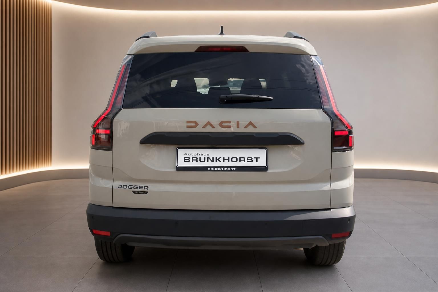 Dacia Jogger Hybrid Heckansicht beige mit Dachreling