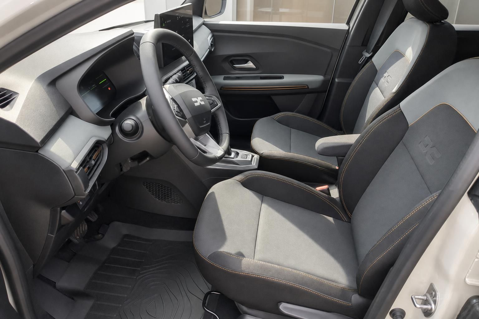 Dacia Jogger Innenraum Vordersitze und Armaturenbrett Detail