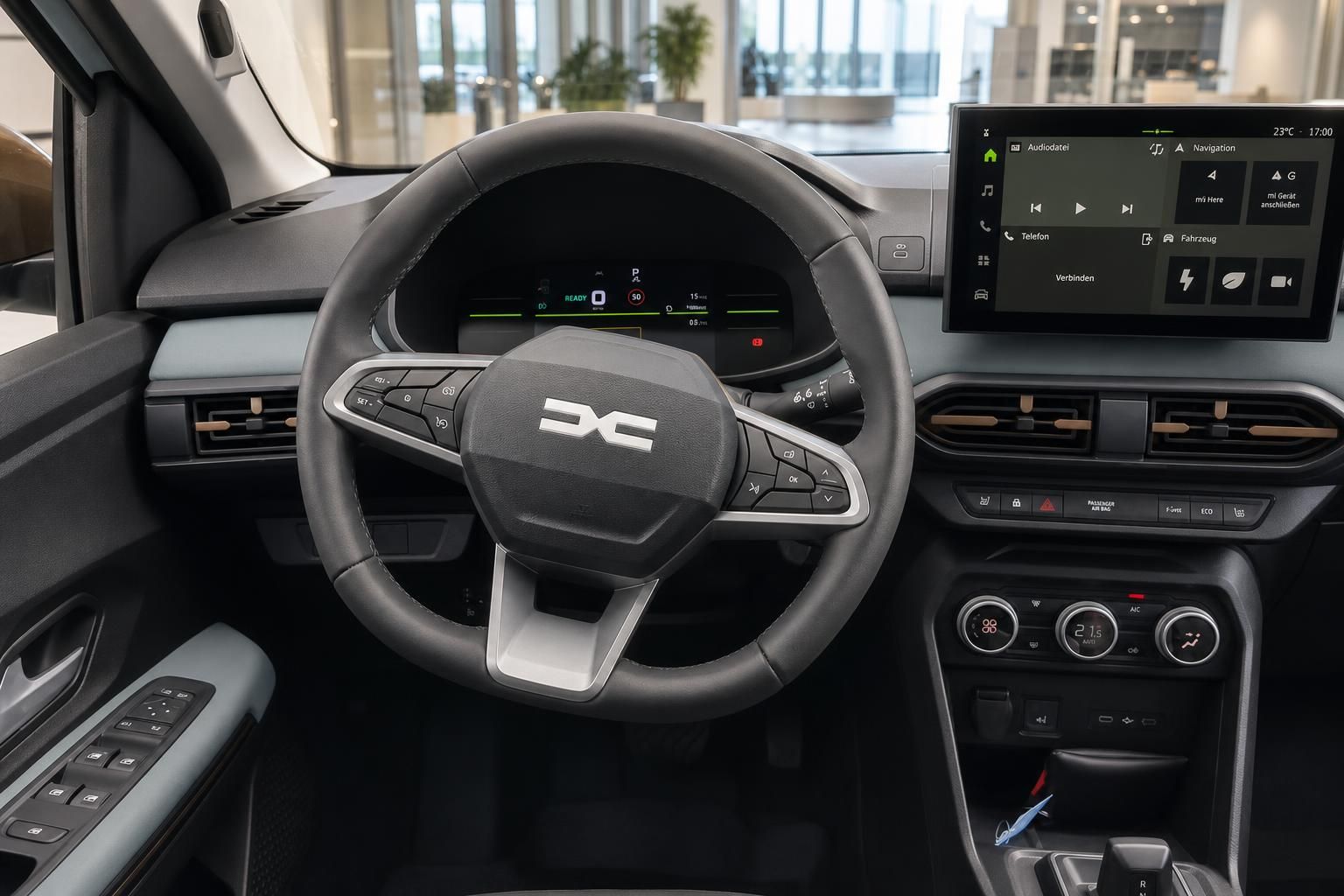 Lenkrad und Cockpit Ansicht eines Dacia mit Digitaldisplay
