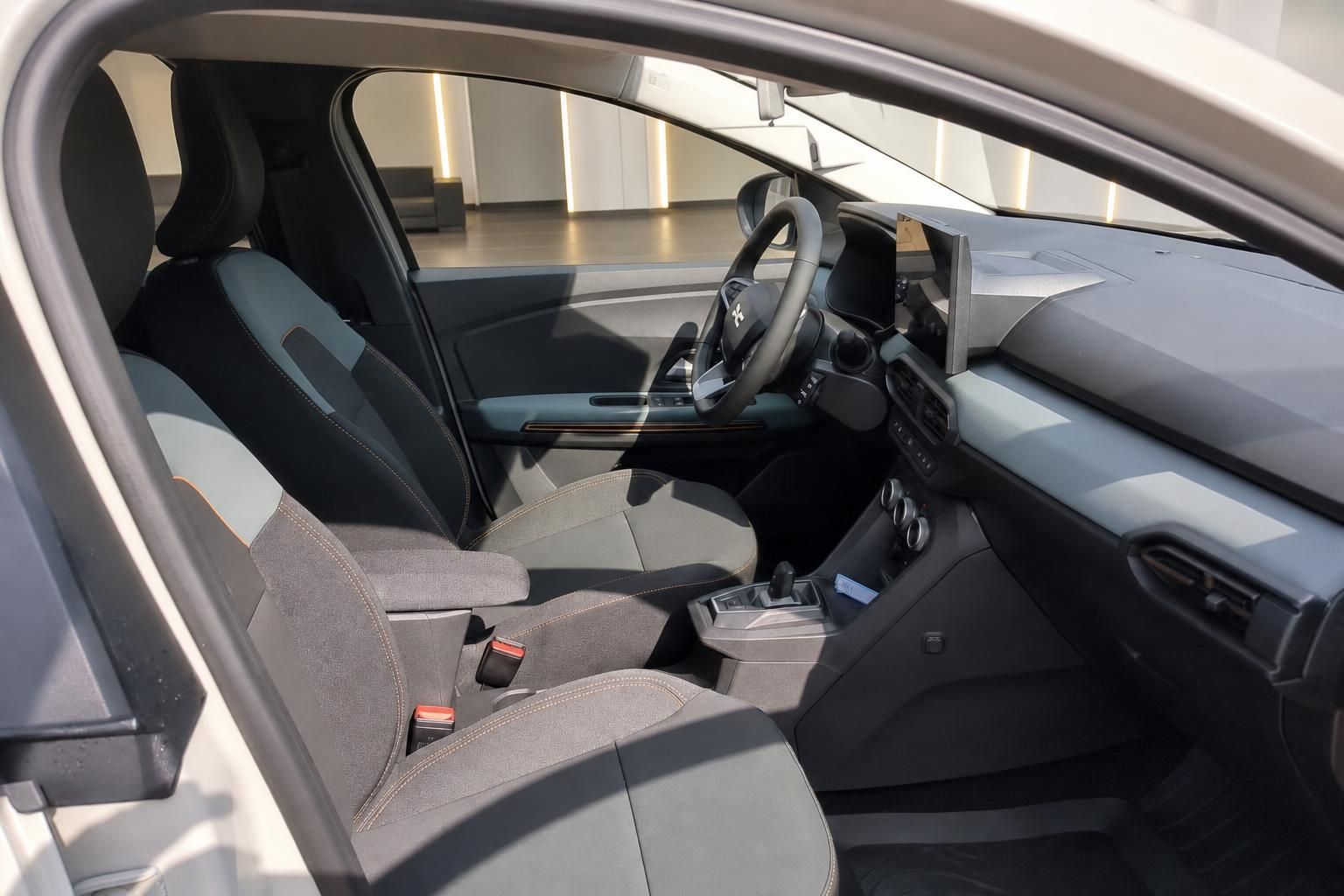Innenraum Dacia mit Vordersitzen und Cockpit im Detail