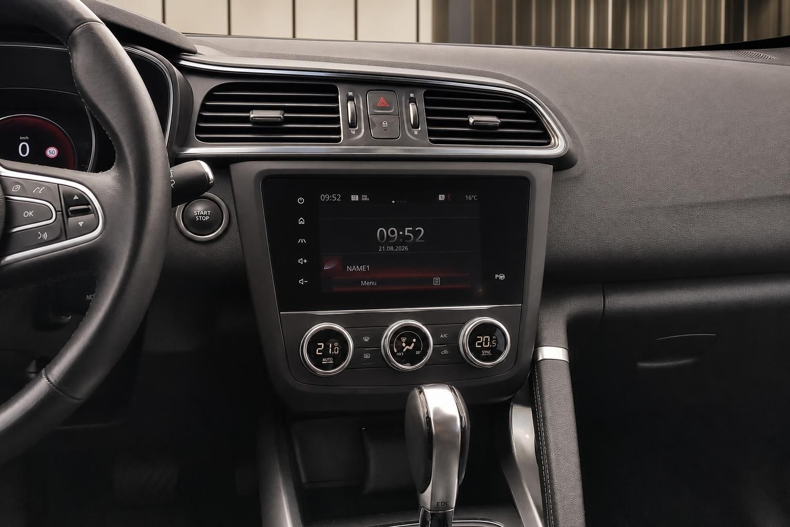 Mittelkonsole mit Touchscreen und Klimabedienung im Renault Innenraum