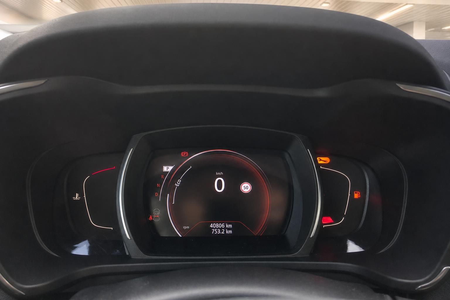 Digitales Kombiinstrument mit Tacho und Kilometerstand im Fahrzeuginnenraum